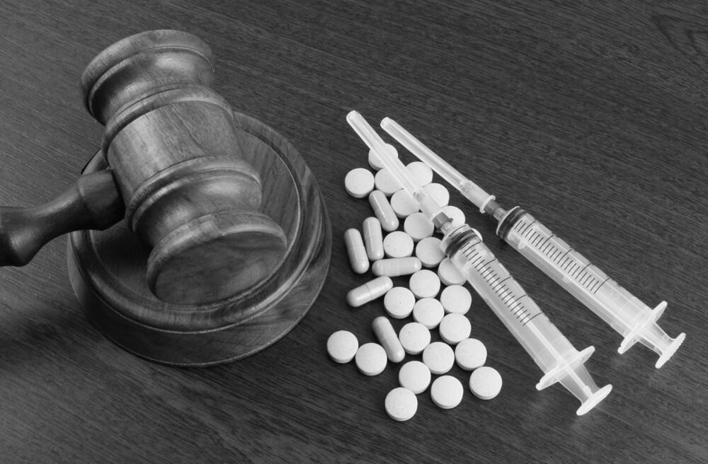 Narcotics,Concept,,Judge's,Gavel,With,Drugs,And,Syringes,On,Wooden
