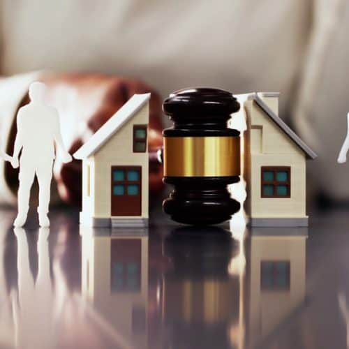 Divorce,Attorney,Presenting,Case,In,Courtroom,With,Judge,,Custody,Battle