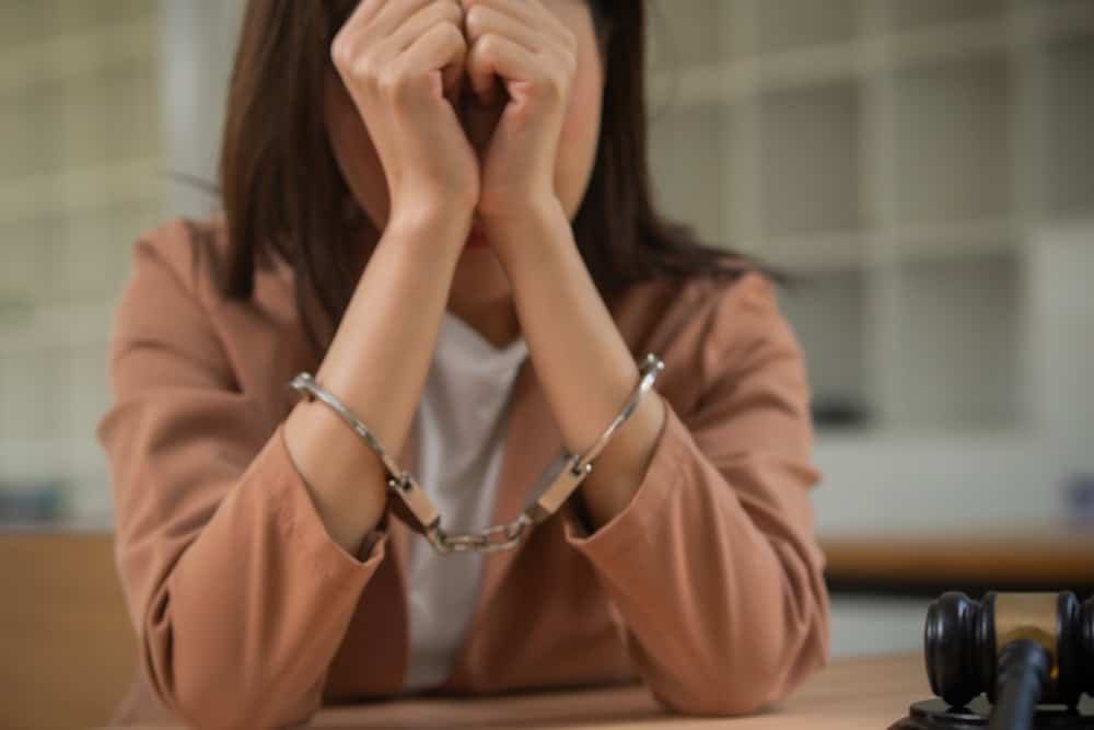 A,Professional,Attorney,Who,Reviews,Legal,Documents,,Provides,Fair,Advice,